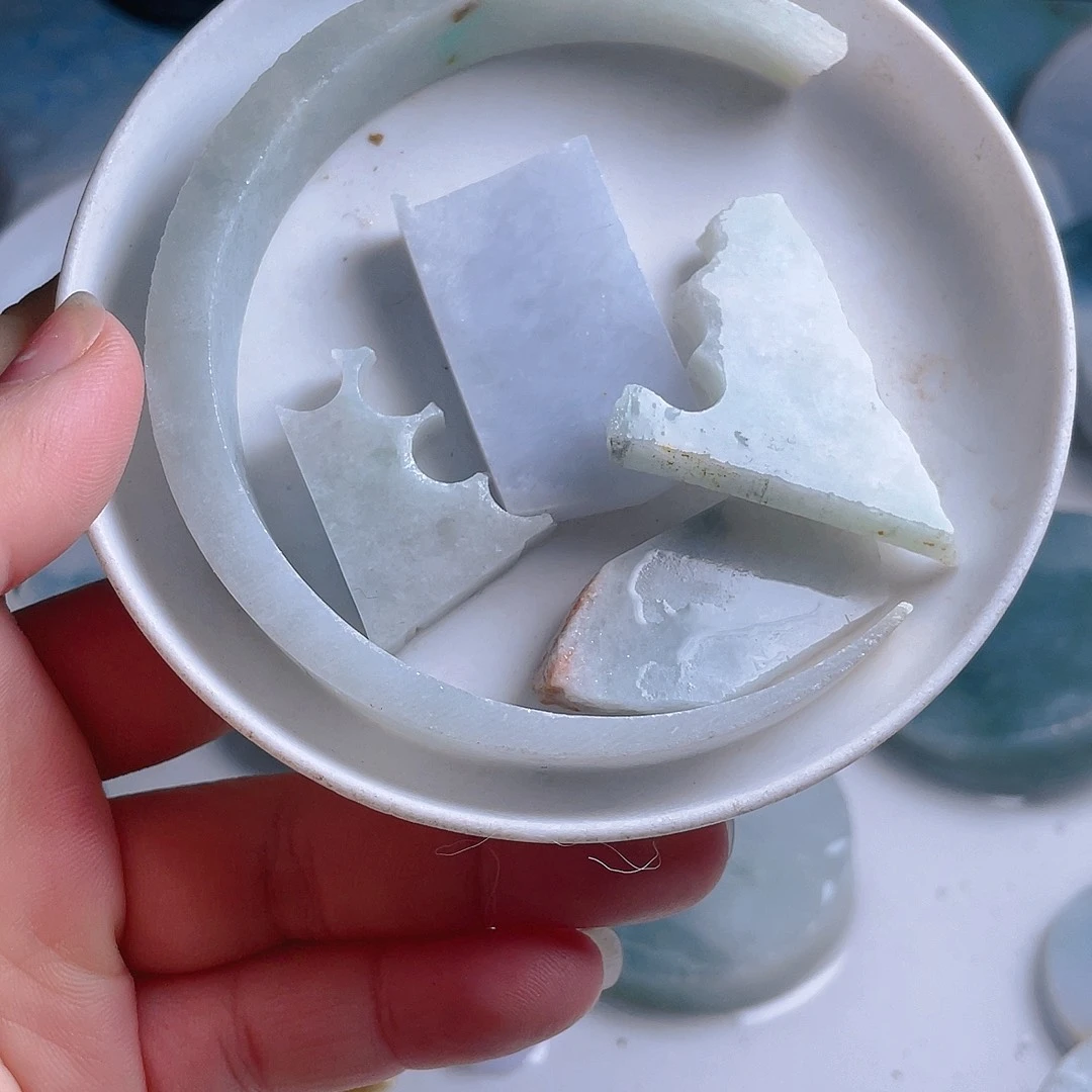 颈饰未镶嵌翡翠。