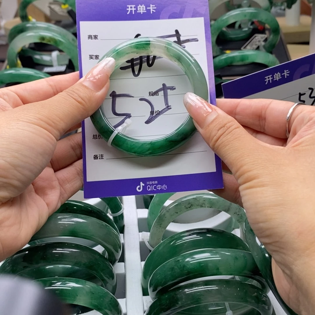 石英质玉手镯未镶嵌ᥫ****》