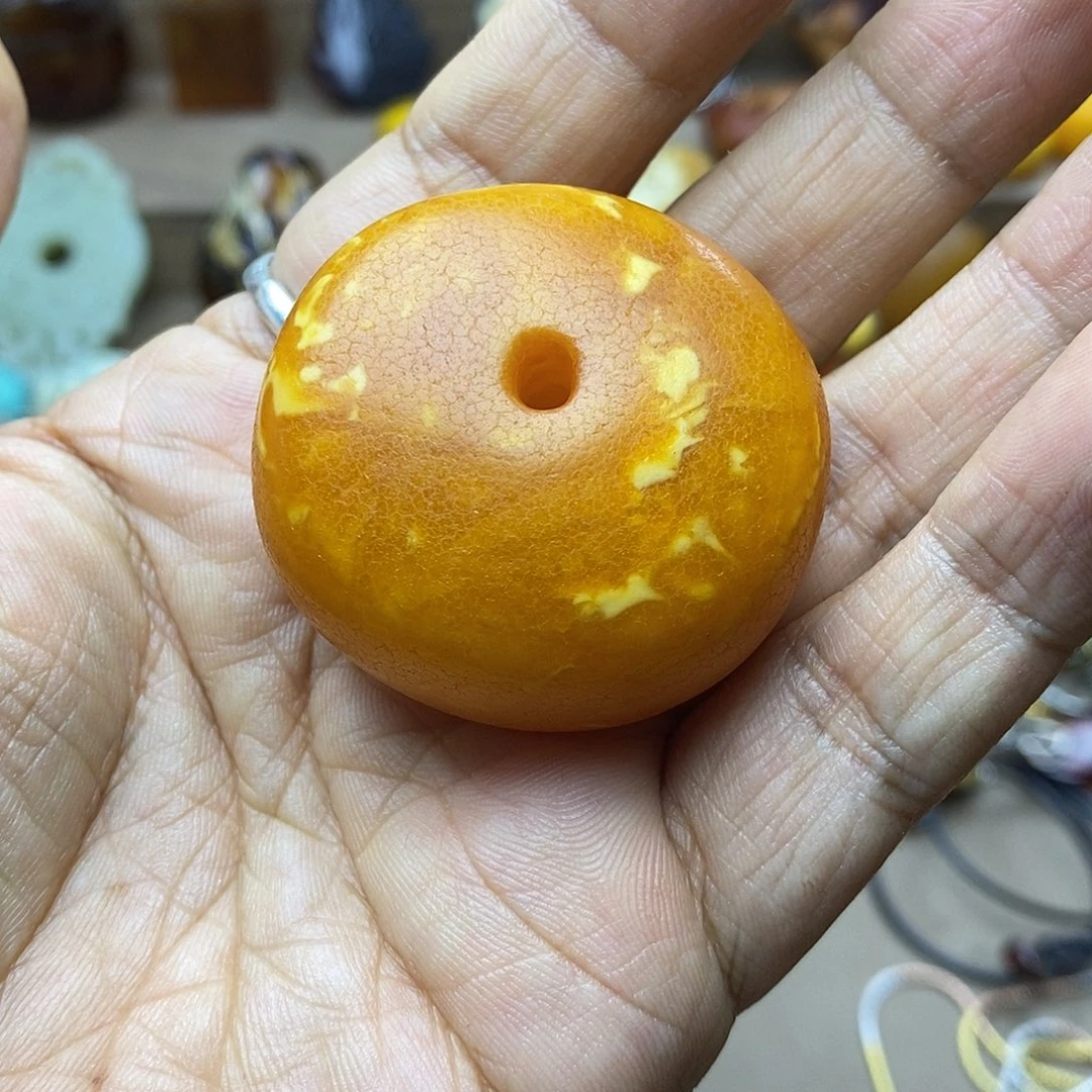 ****瘩琥珀未镶嵌颈饰橘白花扣子32.2克