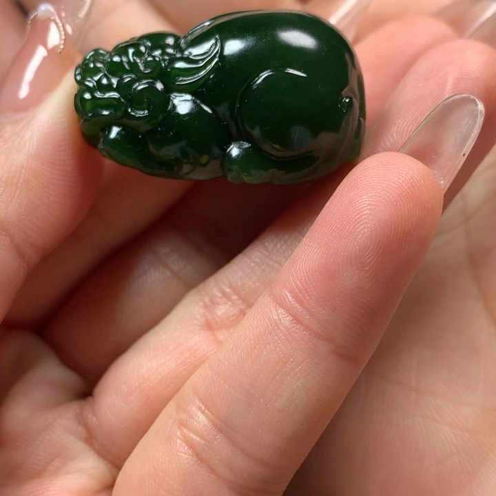 蓝***猪和田玉未镶嵌颈饰