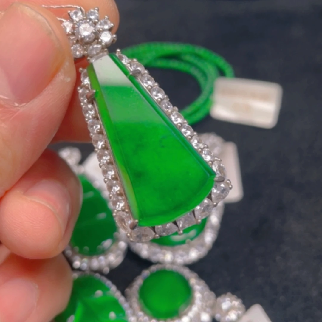 【闪购商品】颈饰银S925镶嵌翡翠吊坠