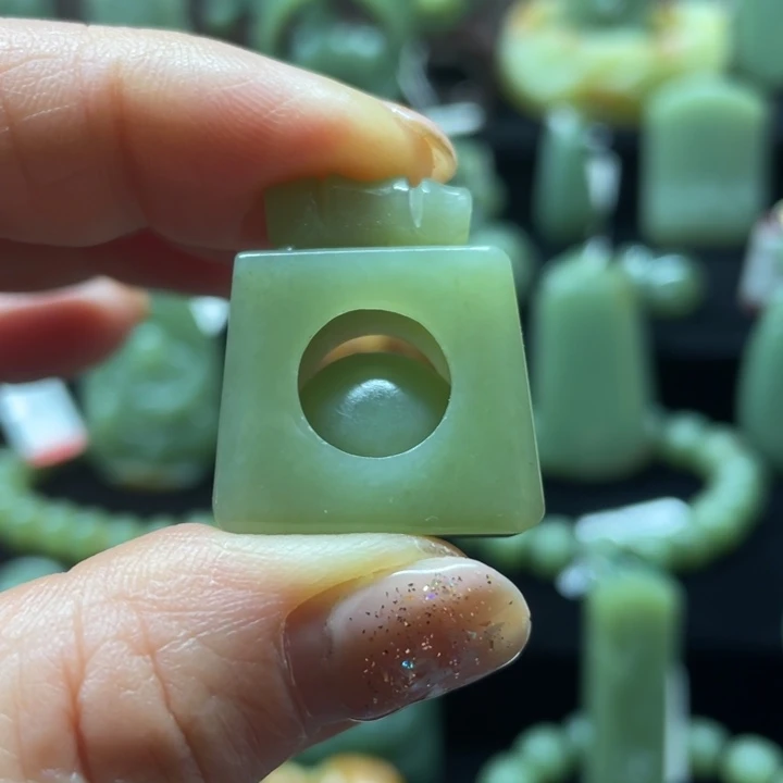 岫岩老玉（透闪石质玉）颈饰未镶嵌