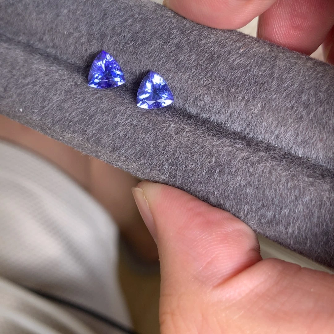 未镶嵌裸石坦桑石2.3 全净