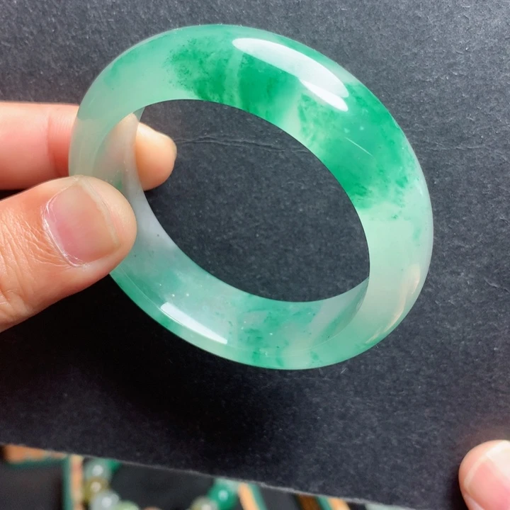 未镶嵌手镯石英质玉