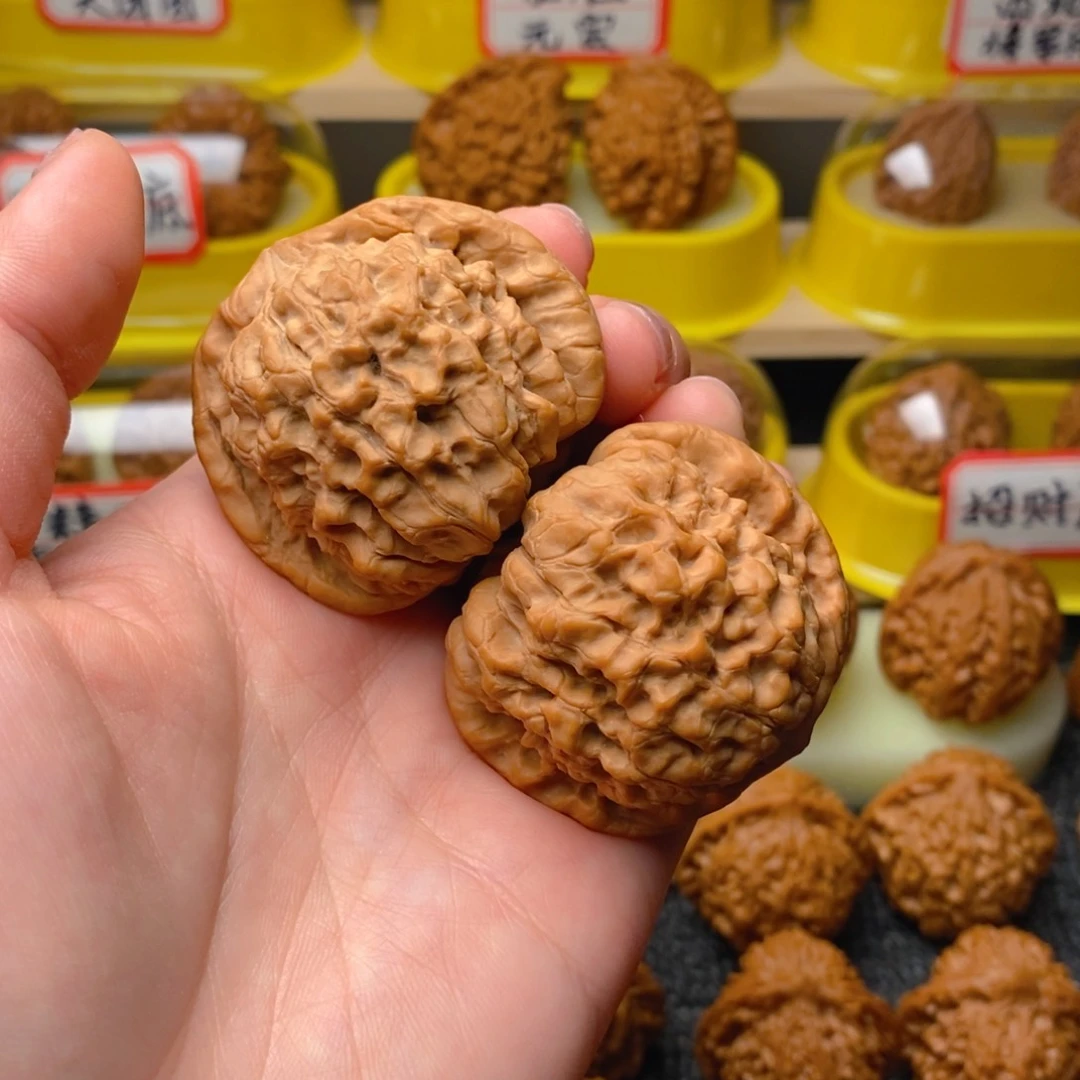 文玩核桃把件小**学泥鳅背