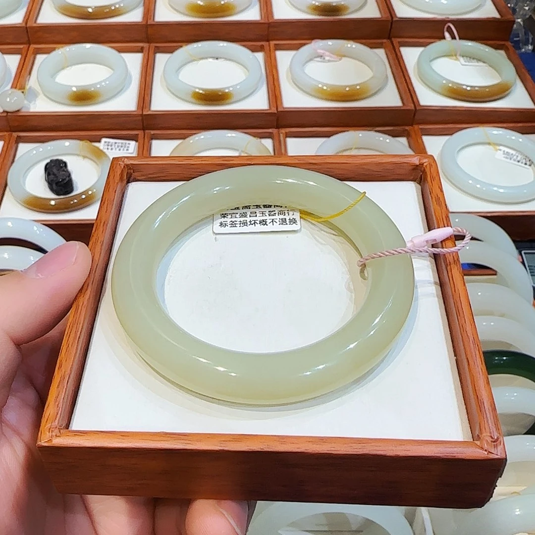 和田玉手镯未镶嵌黄口