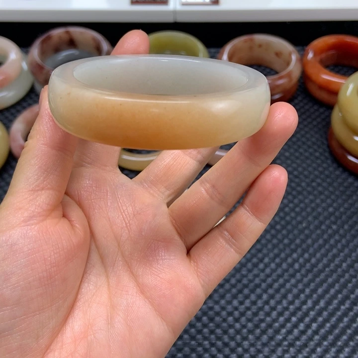 未镶嵌手镯石英质玉