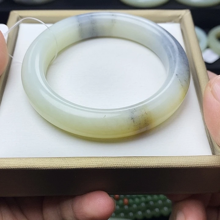 暮***夕和田玉未镶嵌手镯