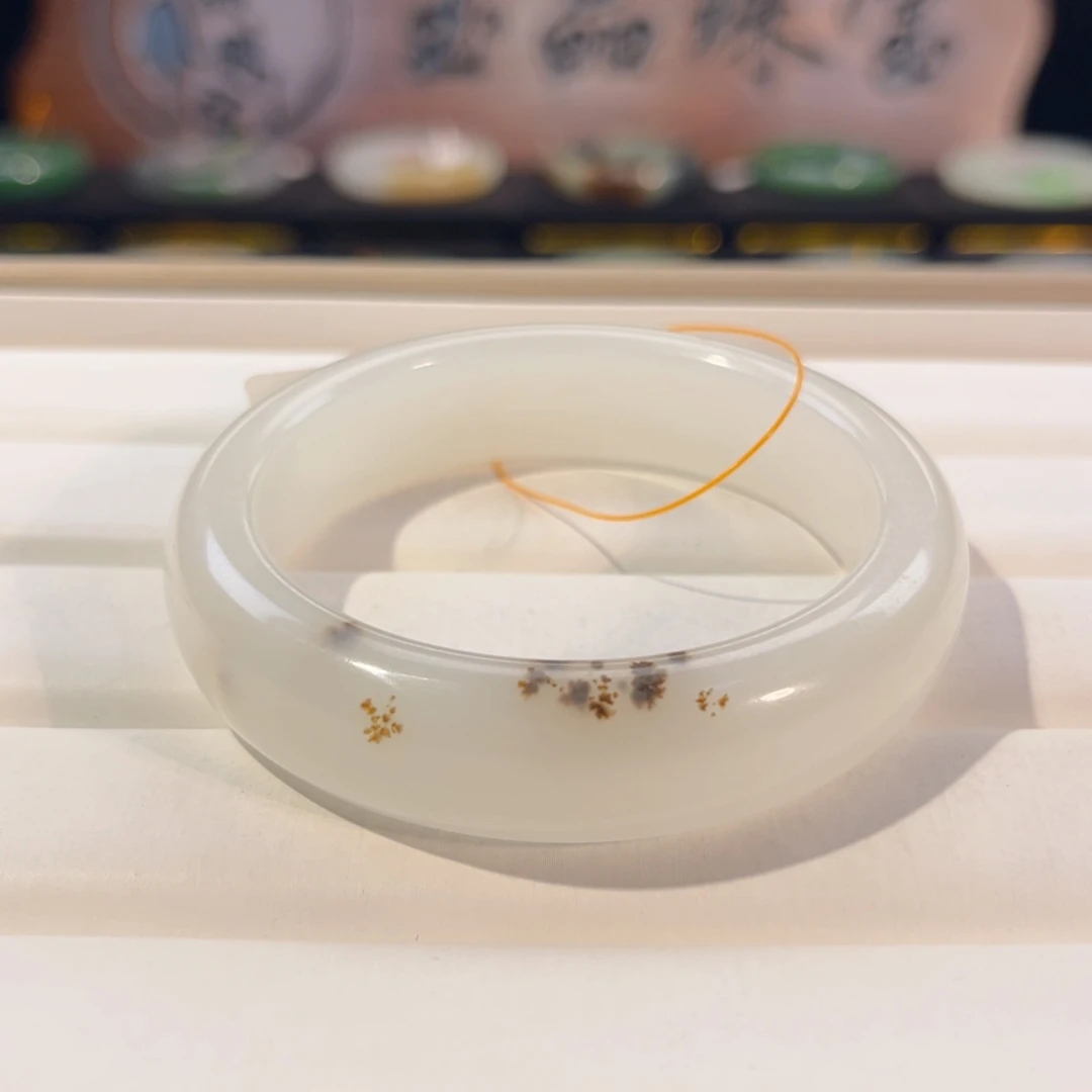 和田玉未镶嵌手镯白玉桂花糕轮胎 特色