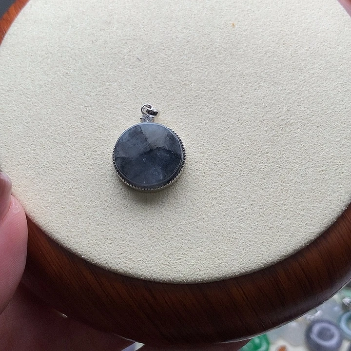 翡翠颈饰未镶嵌乌鸡吊坠