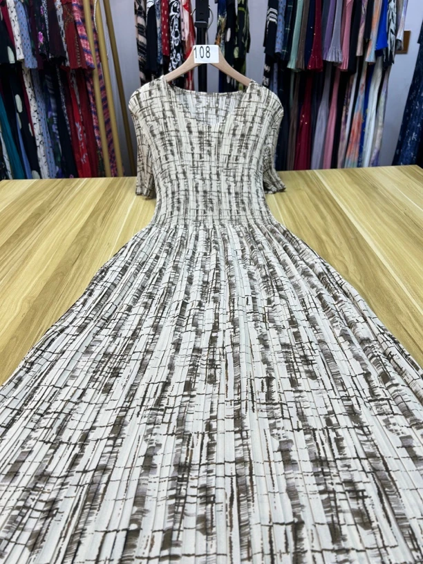 【108】  三宅褶皱连衣裙大码女装宽松显瘦夏季复古中长款印花