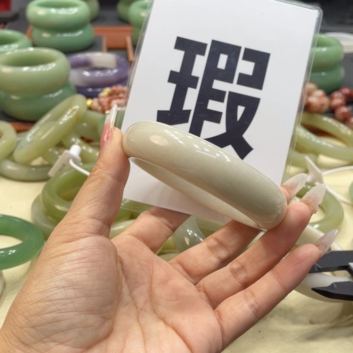 冬****石英质玉未镶嵌珠宝奇石