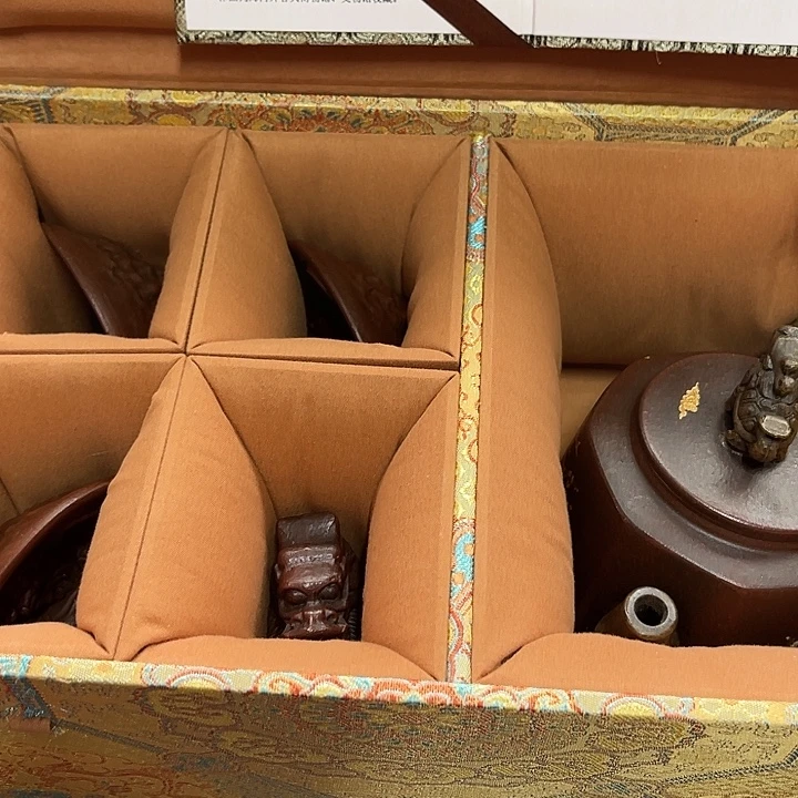 段泥茶壶原矿泥料手工制作的一把紫砂壶。