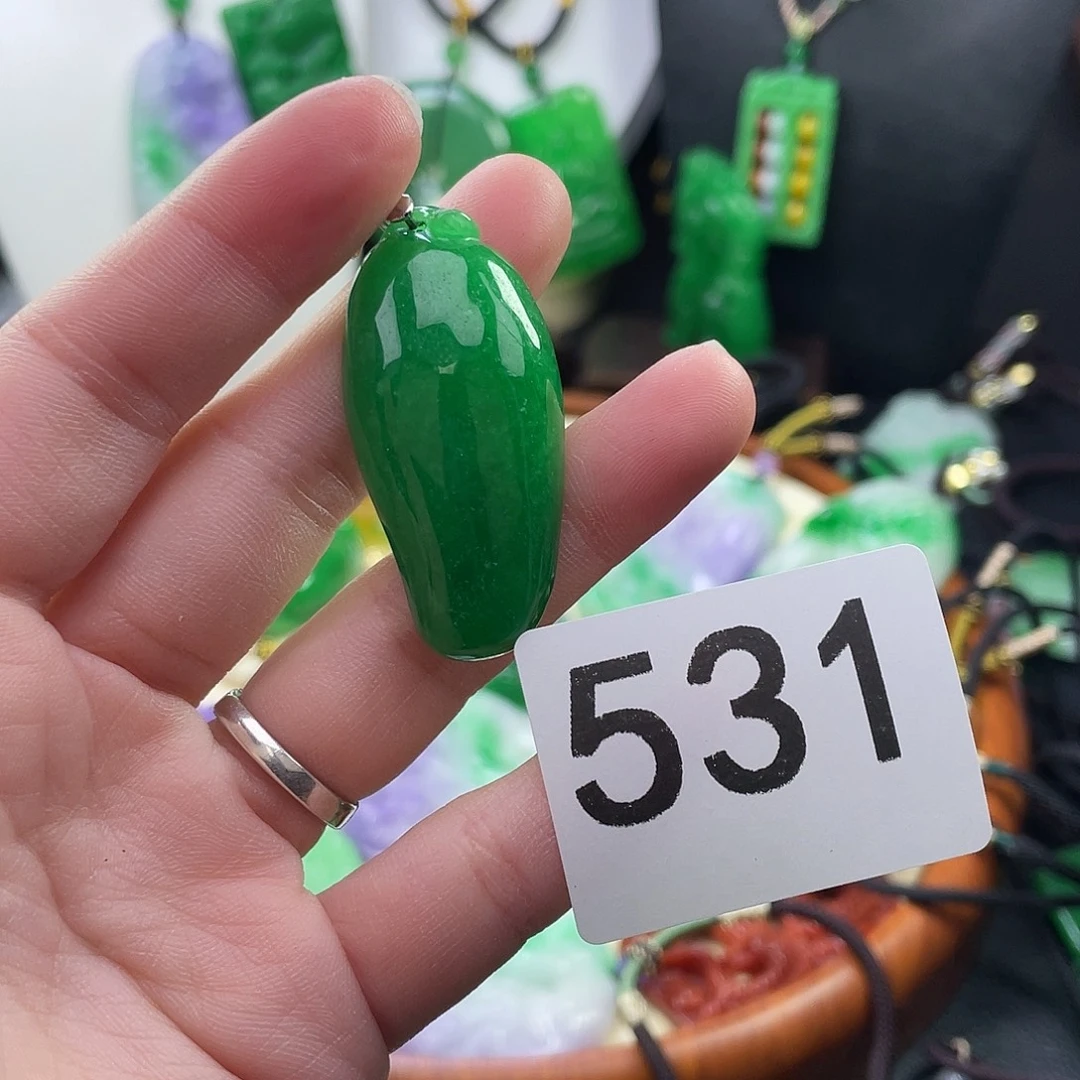 翡翠未镶嵌吊坠(赠链)