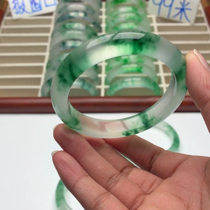 @****石英质玉未镶嵌手镯