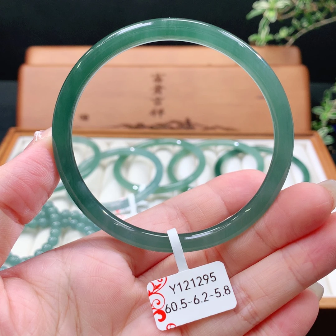 翡翠手镯未镶嵌天然