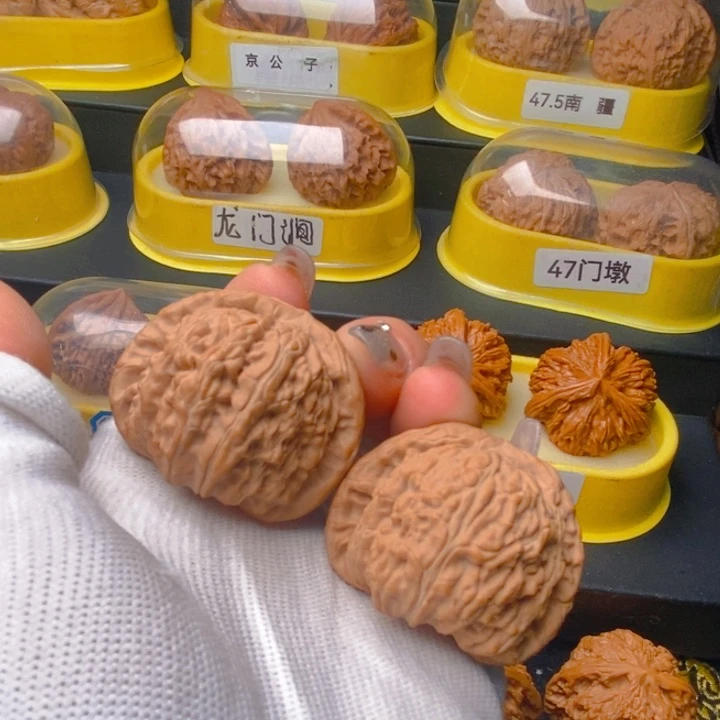 43白狮子文玩核桃把件