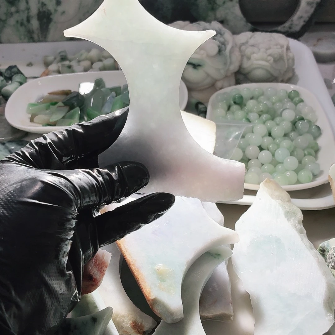 翡翠未镶嵌颈饰边角料