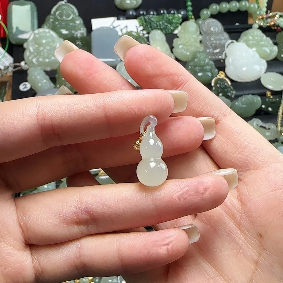 颈饰18K金镶嵌和田玉