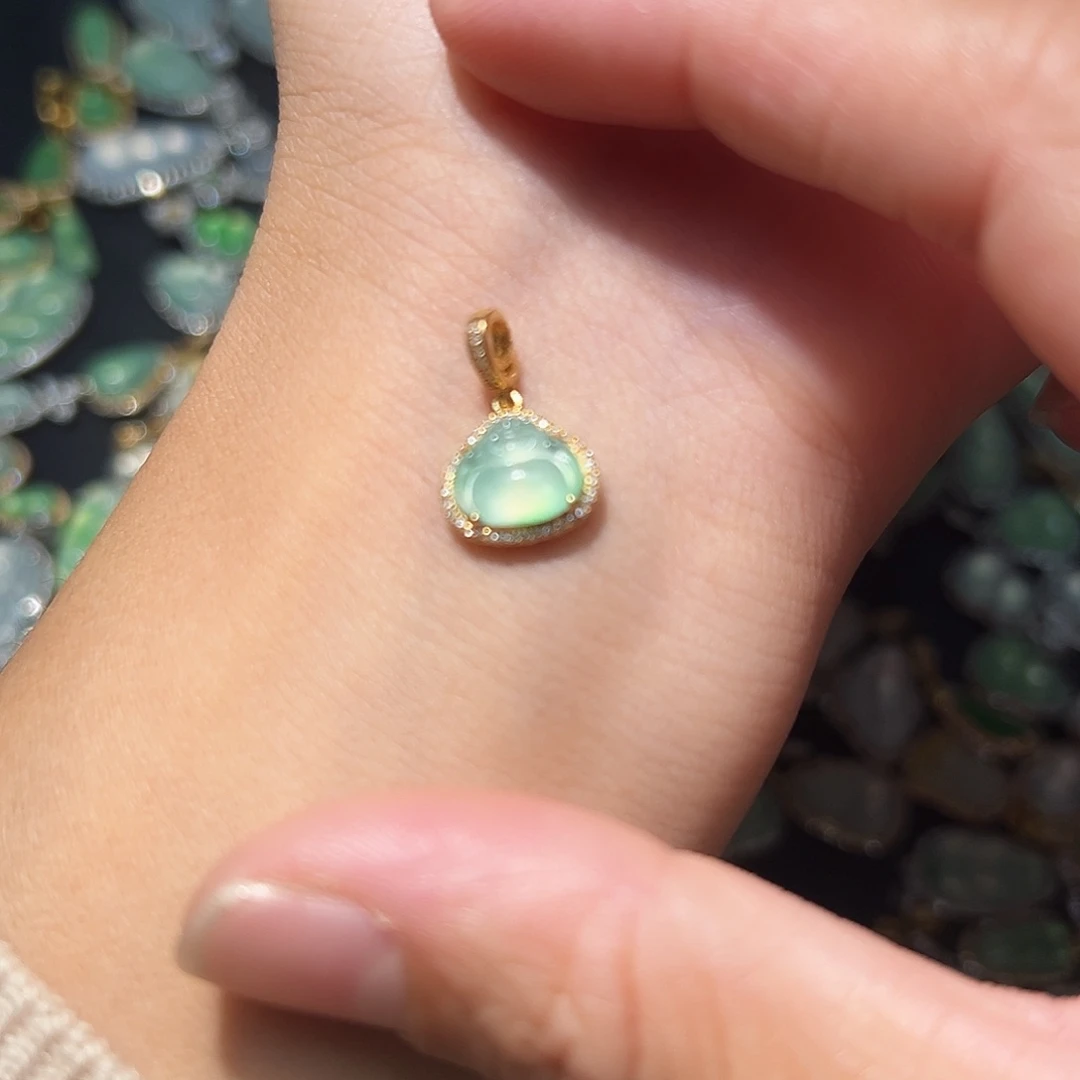 翡翠颈饰18K金镶嵌白*头吊坠