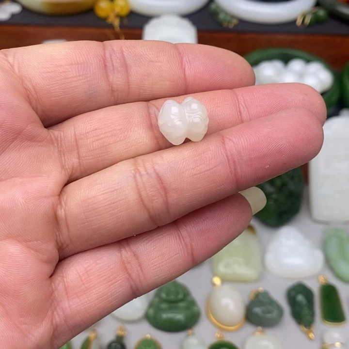 多***选和田玉未镶嵌吊坠(不含链)