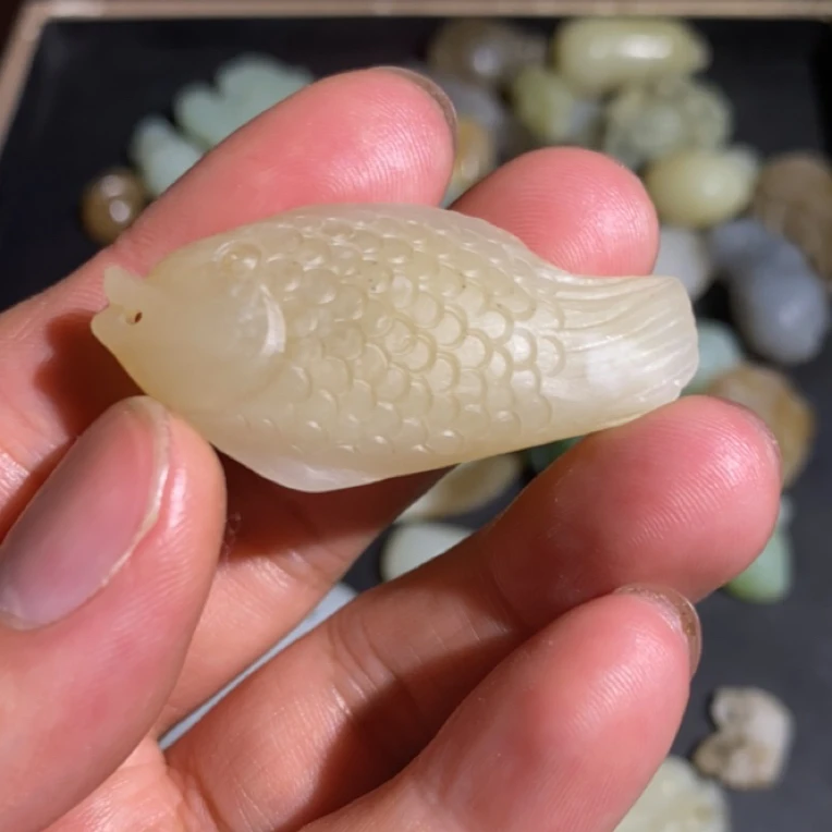 和田玉手工精雕立体鱼温润细腻有质感