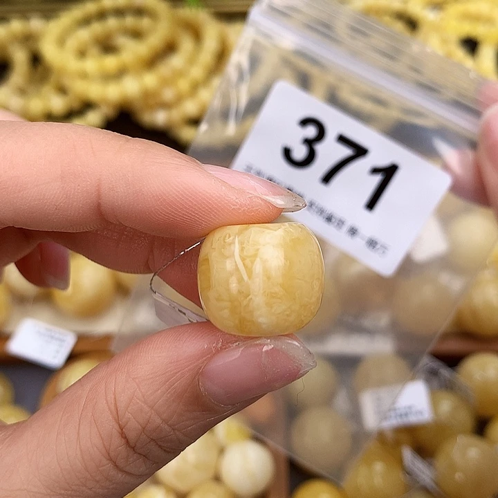 琥珀未镶嵌珠宝奇石18,2，高15.5，全