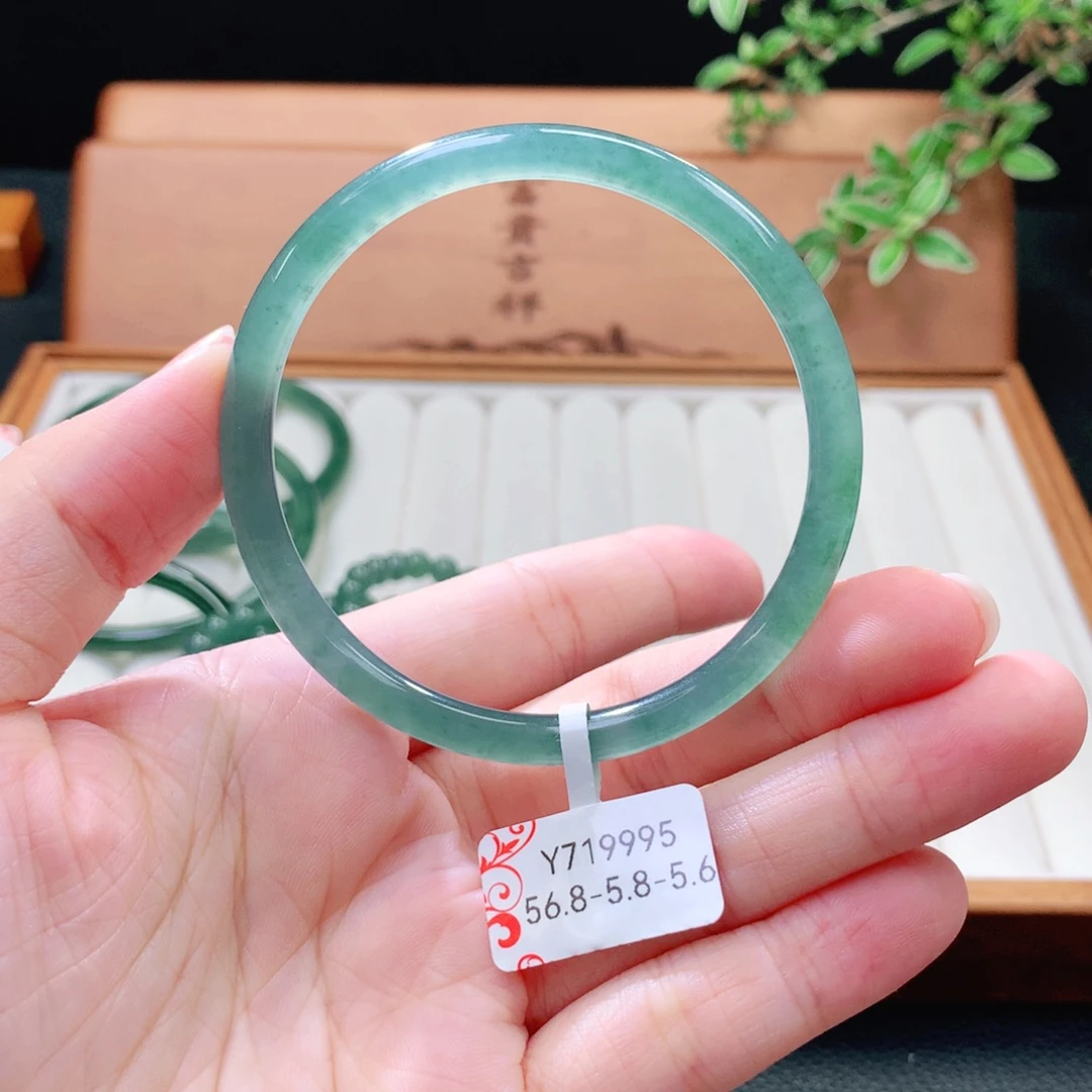 翡翠未镶嵌手镯（圆镯）