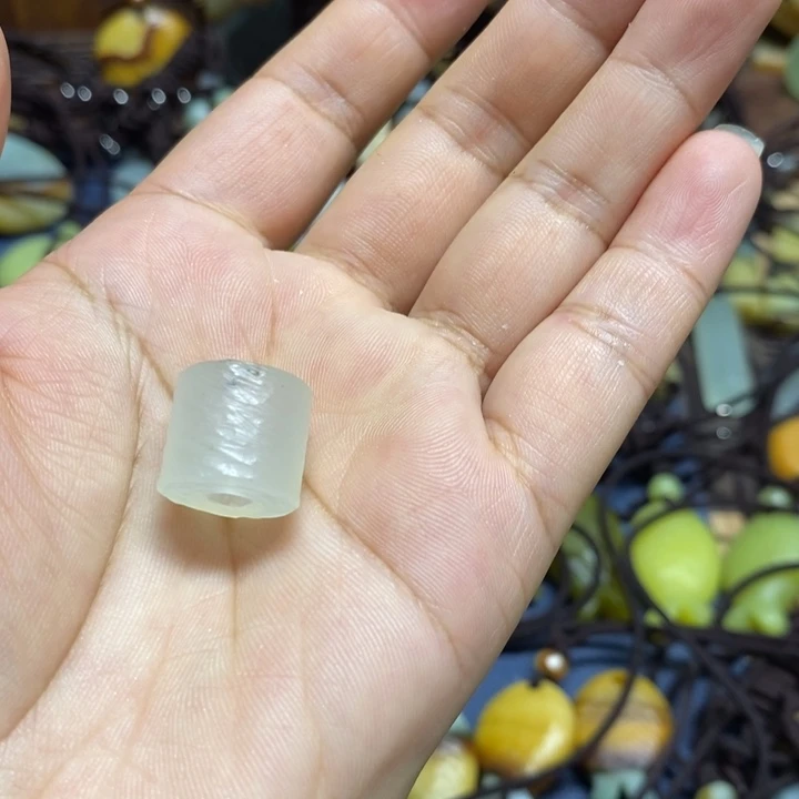 乌***姐未镶嵌蛇纹石玉颈饰
