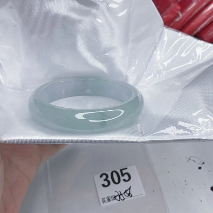 翡翠未镶嵌手镯一图一物实物为准（微瑕处理）