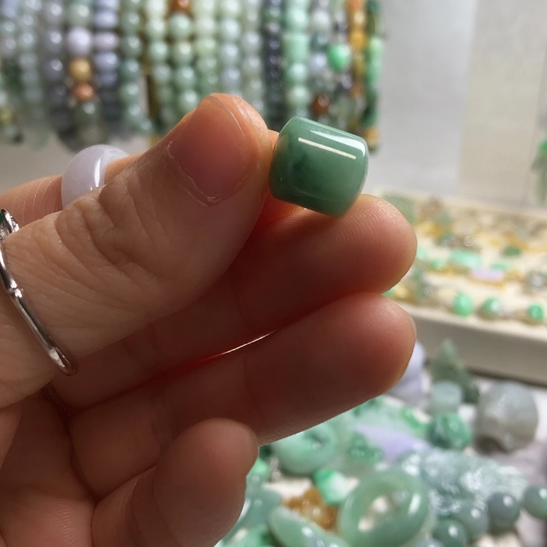 翡翠未镶嵌颈饰29卡10+