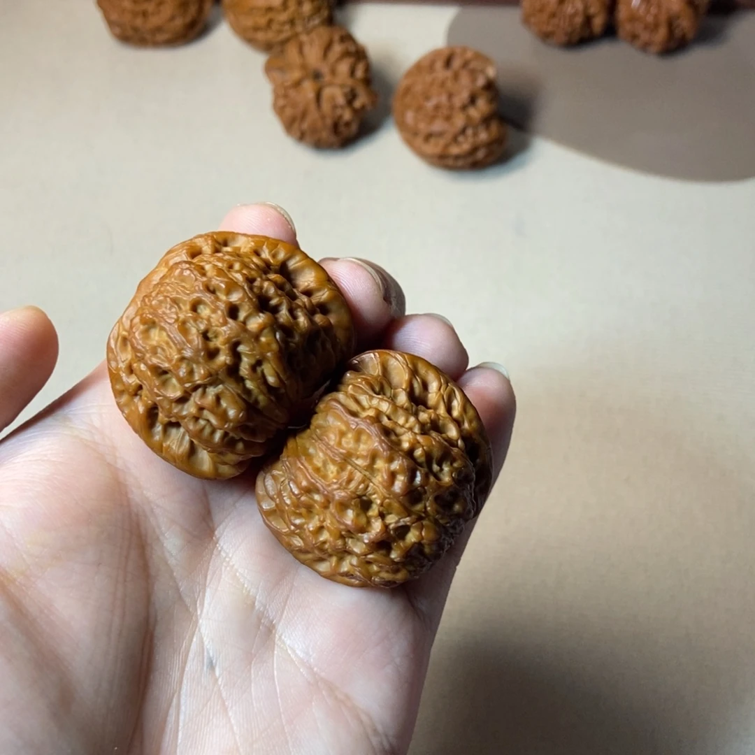 文玩核桃吊坠血麒麟