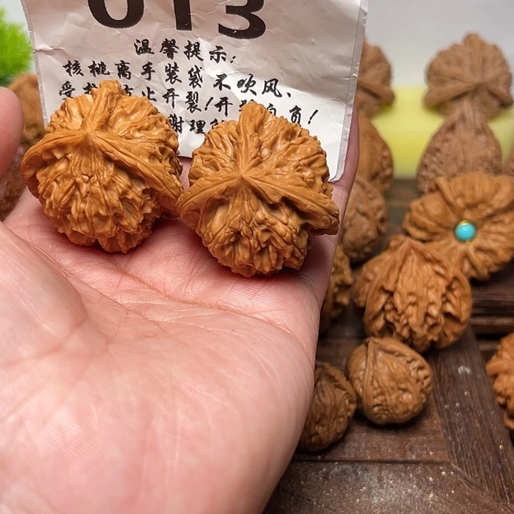 把件桃核三棱。边37。 013