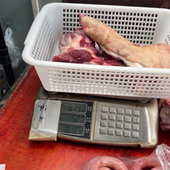 中国大陆30食用农产品奥*彪散养在大山上的土猪肉
