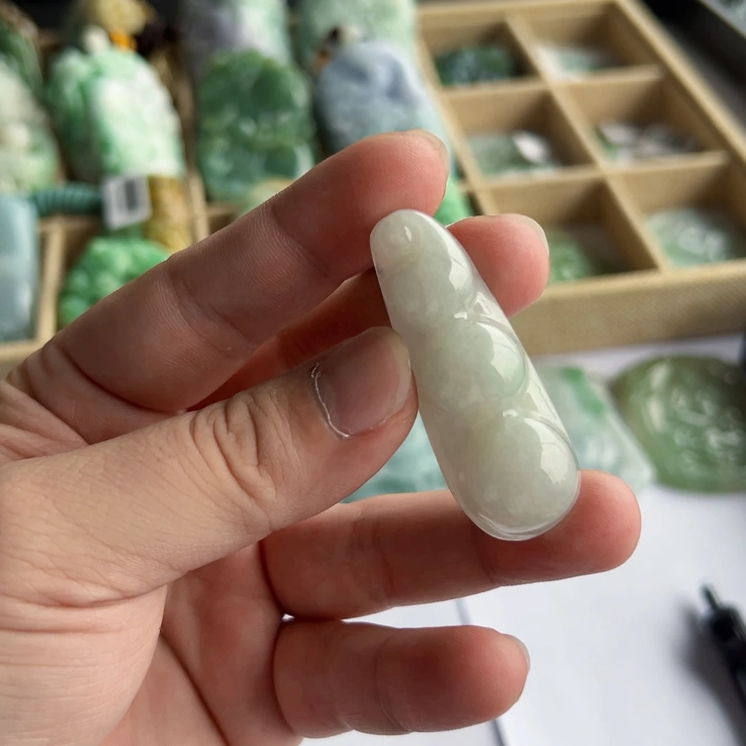 翡翠未镶嵌颈饰豆子