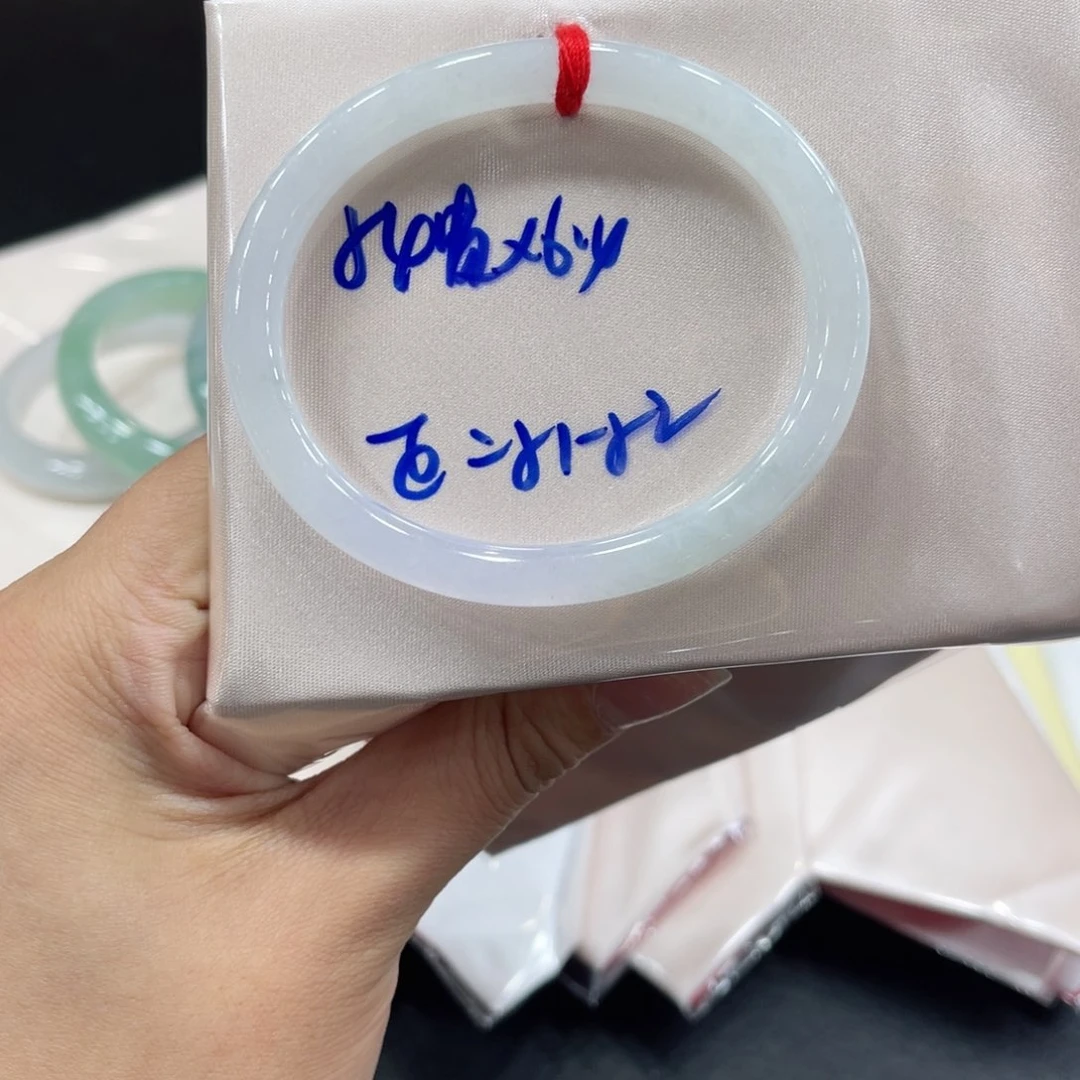 翡翠手镯未镶嵌翡翠