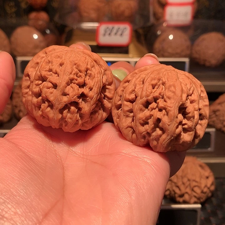 斐***然文玩核桃把件粗筋