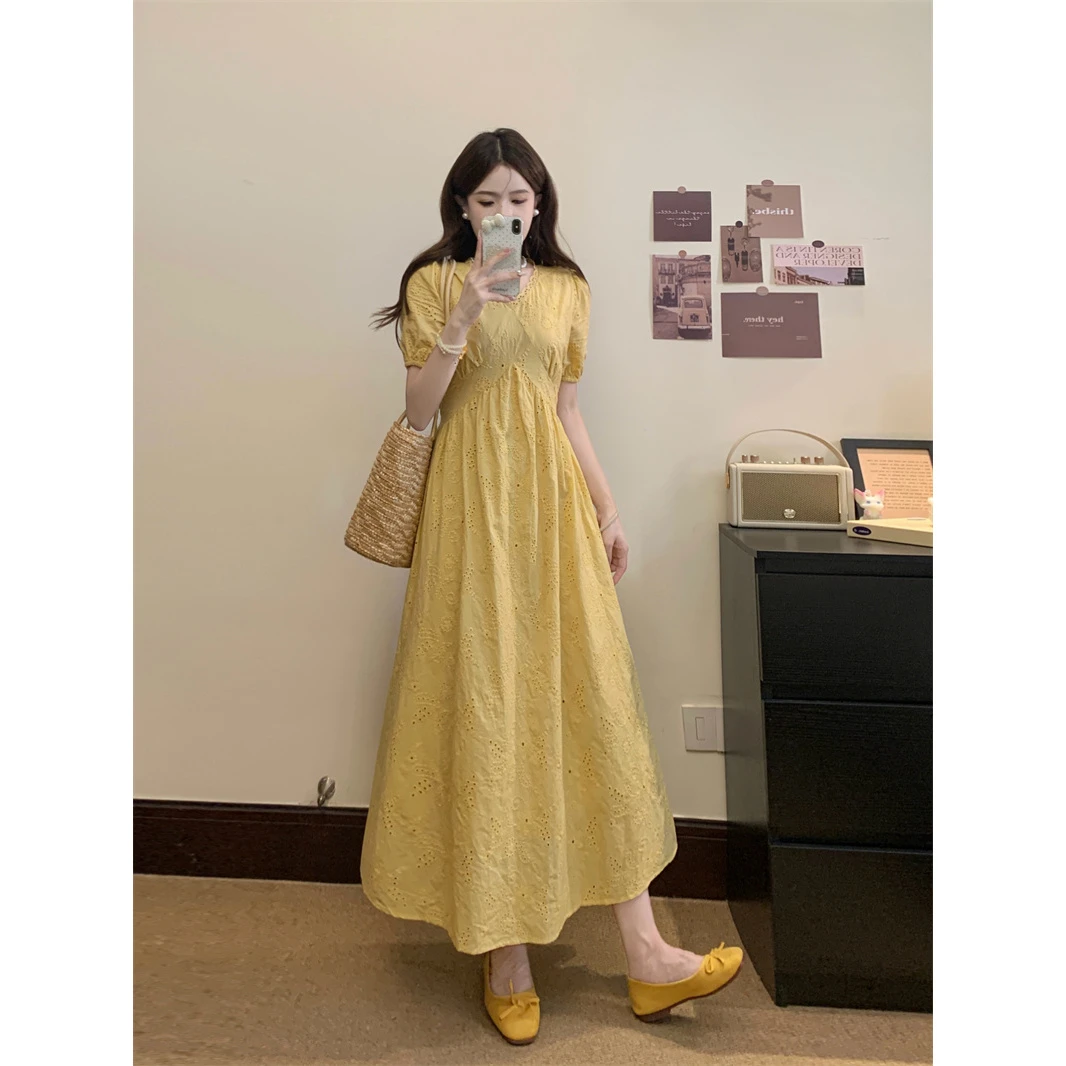 2025夏季阳光女孩V领刺绣镂空花花海边度假气质高腰复古连衣裙