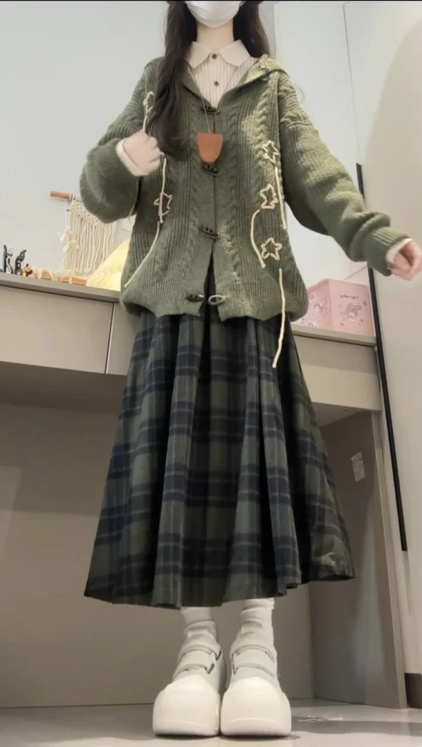2025秋冬新款兔耳朵麻花牛角扣毛衣外套搭配条纹衬衫半身裙三件套