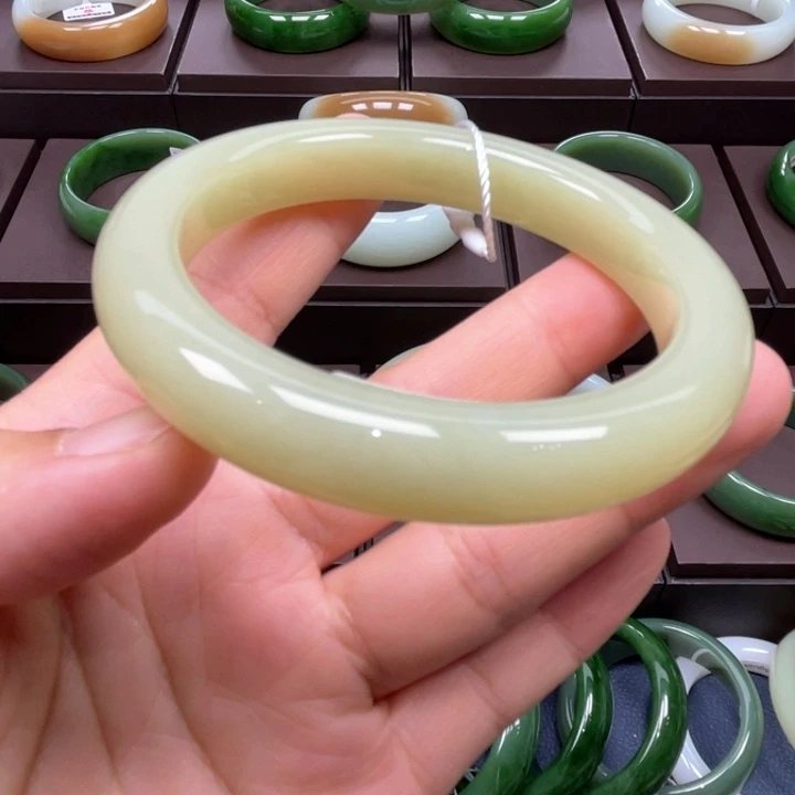 和田玉未镶嵌手镯