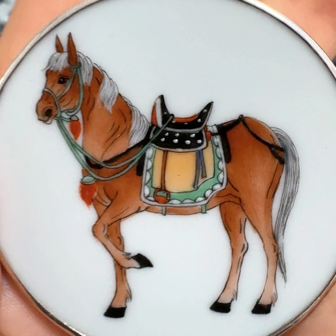 亚***斯瓷片粉彩马挂件一个