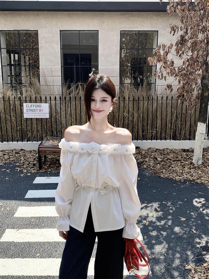 白色春装法式甜美花朵装饰一字肩白衬衫女长袖气质宽松上衣潮