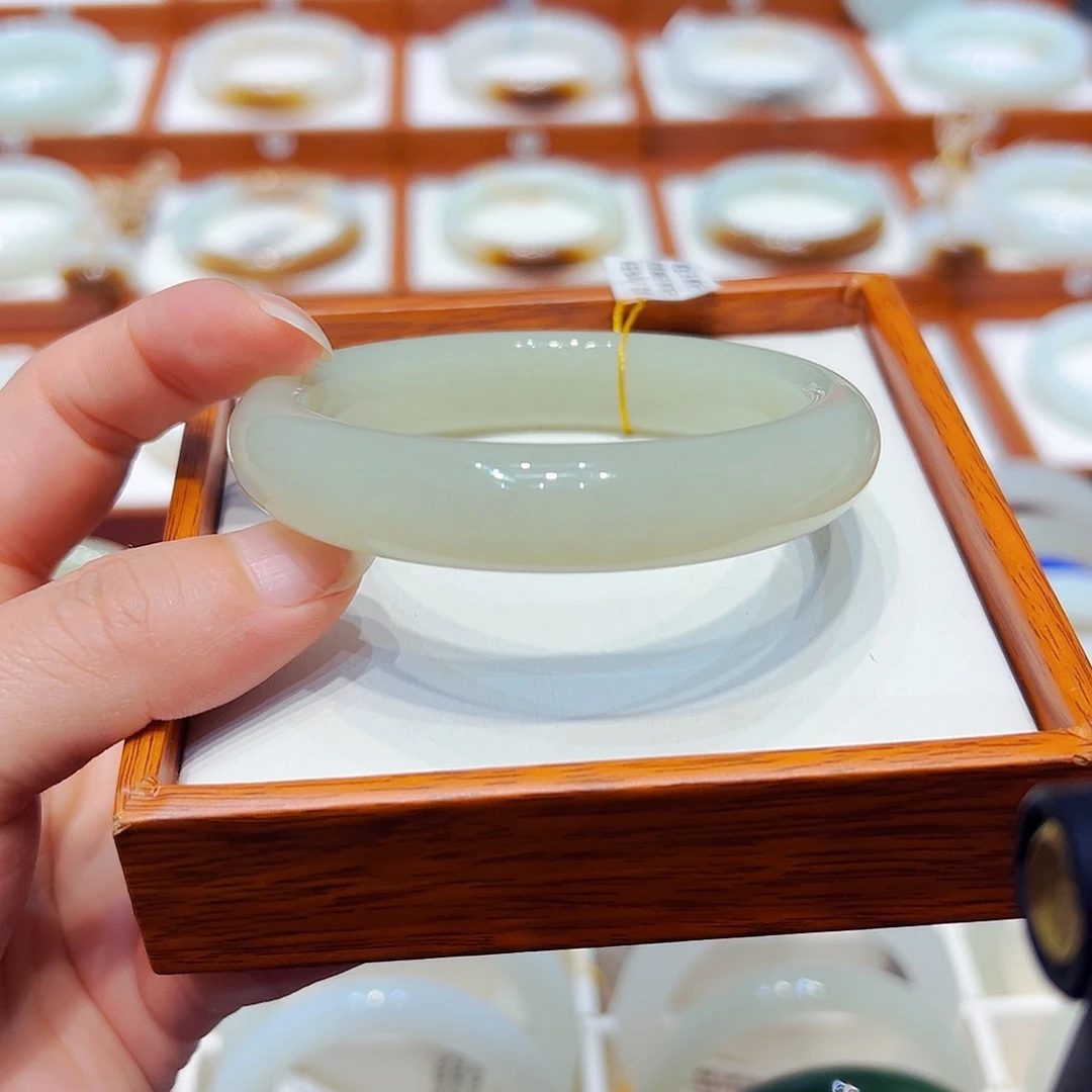 和田玉未镶嵌手镯