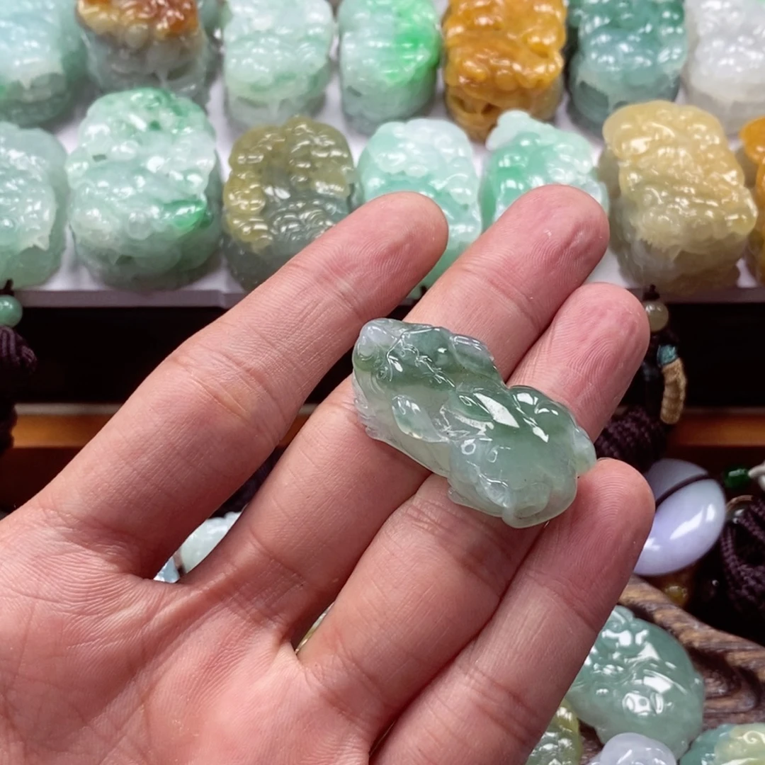 翡翠未镶嵌颈饰貔貅