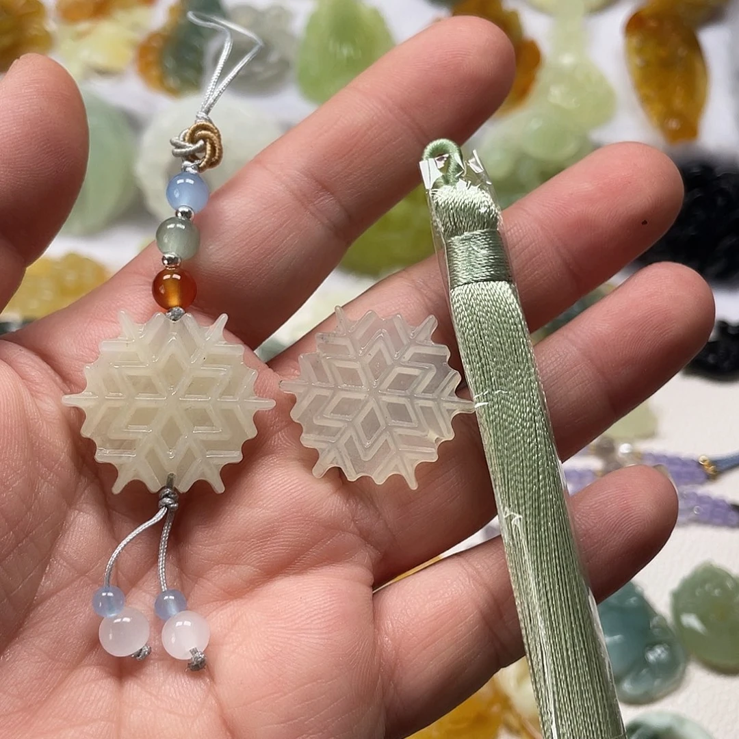 昕***桐蛇纹石玉未镶嵌颈饰