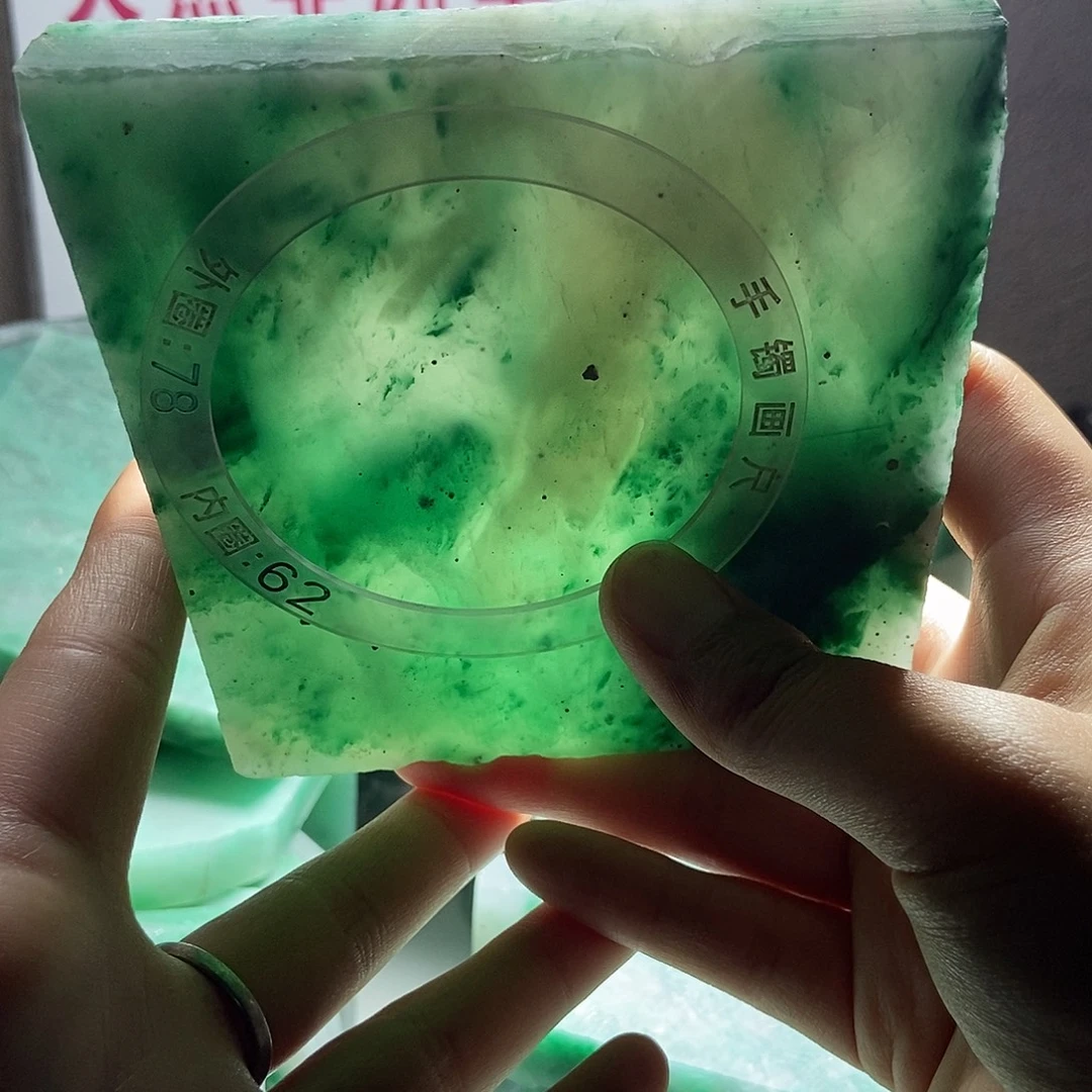 琳***娜定制石英质玉（非洲翠）