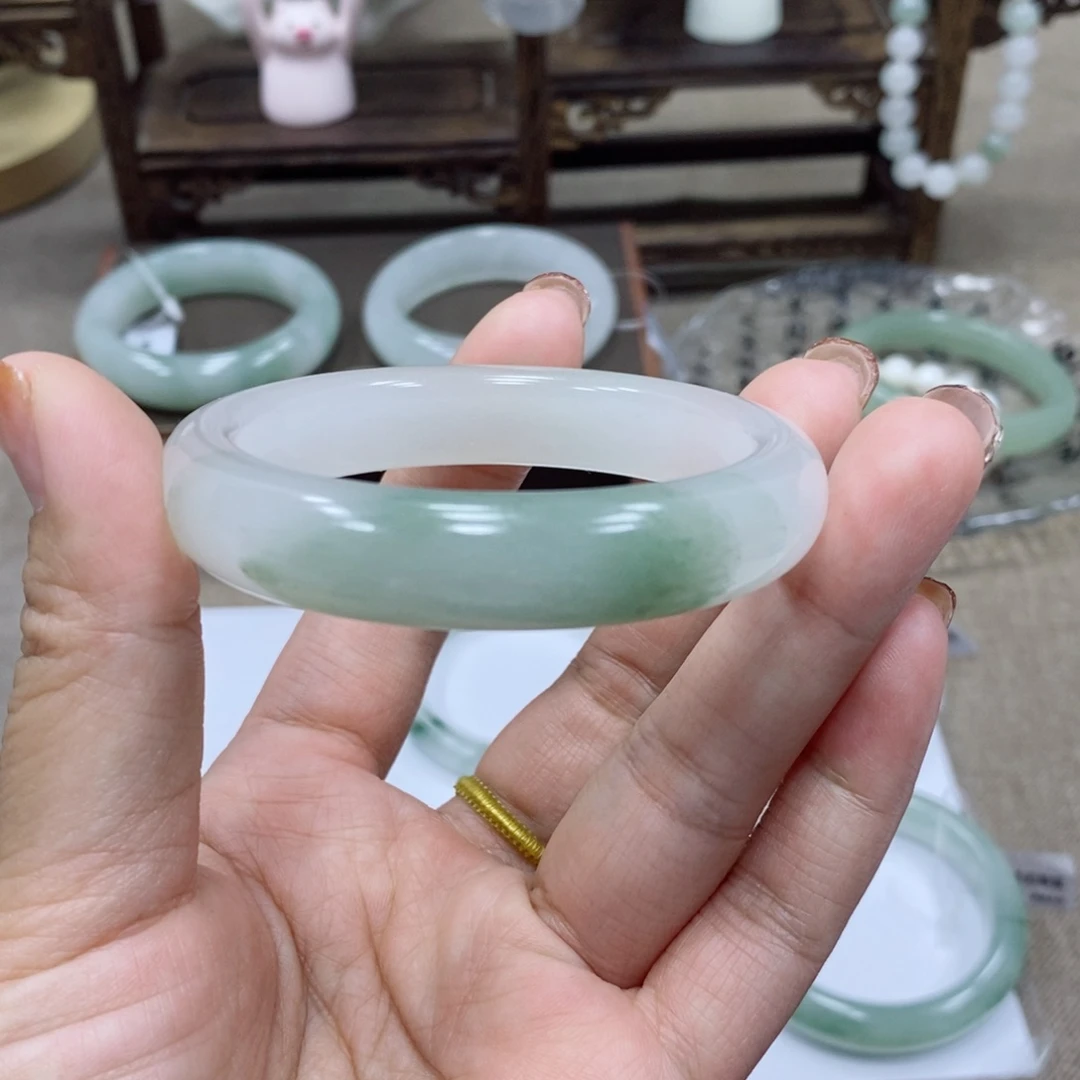 z****石英质玉未镶嵌手镯