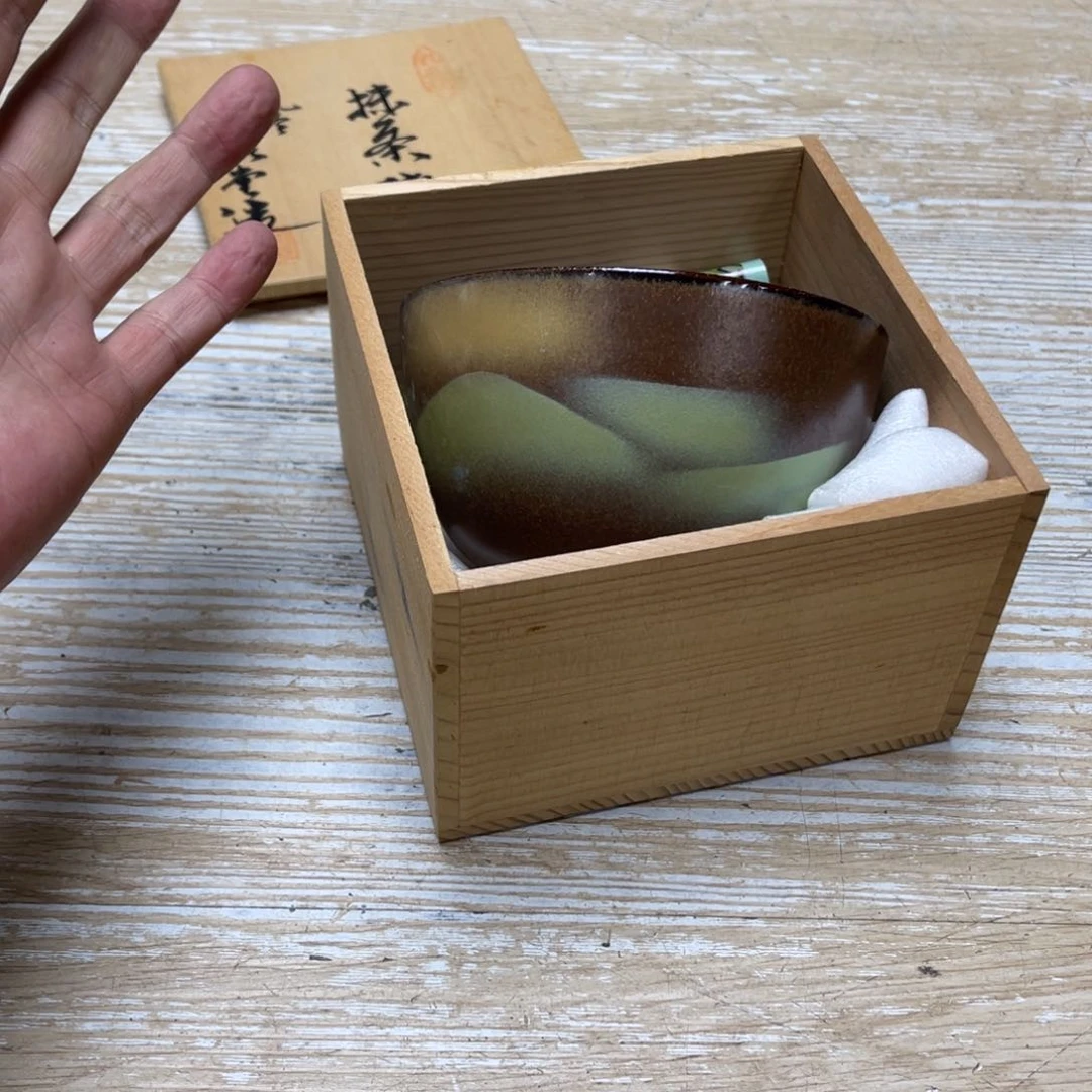 瓷片趣*儿密密麻麻地排列着一个
