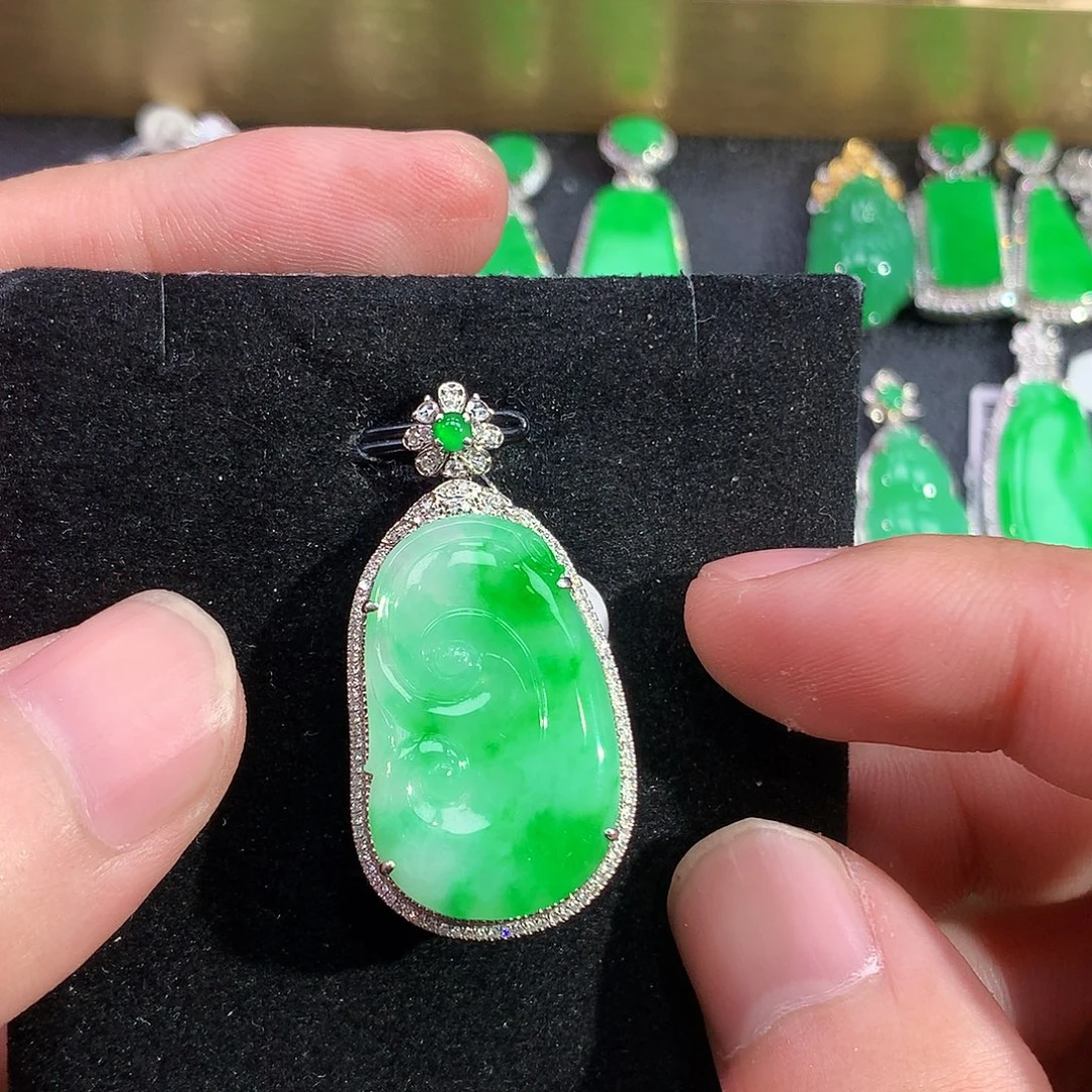 翡翠18K金镶嵌颈饰