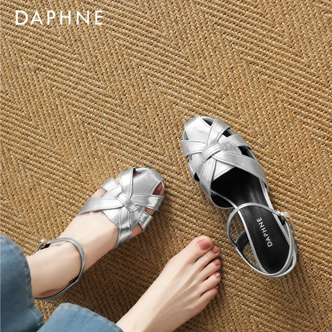 达芙妮2025新款时尚包头凉鞋包头镂空平底法式时装凉鞋中跟坡跟zc